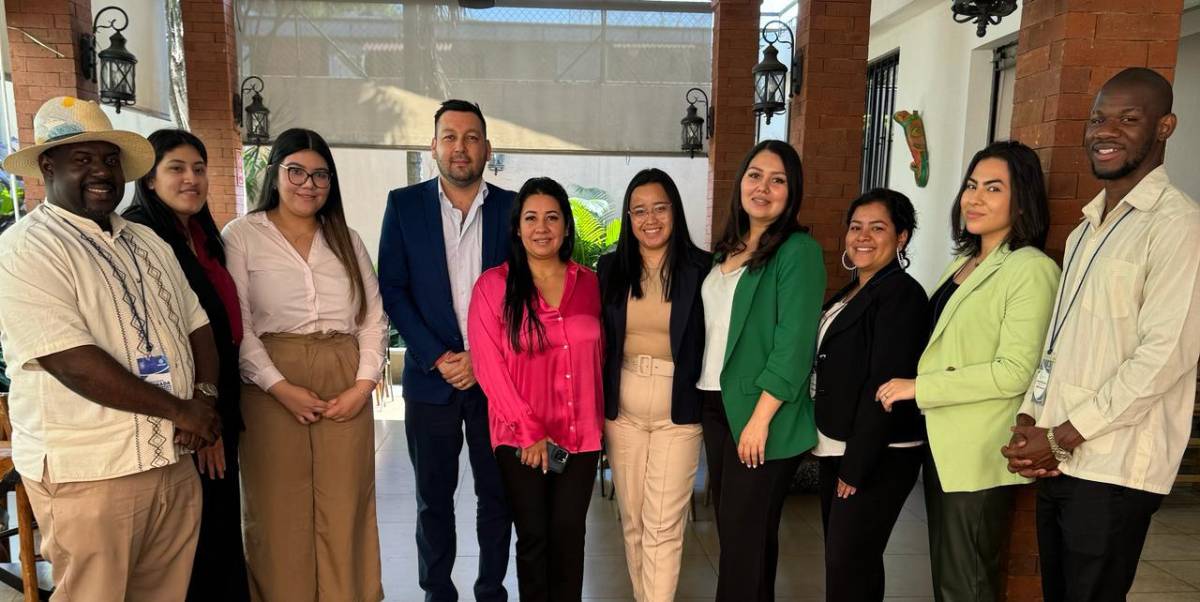 Jóvenes participan en jornada de diplomacia en El Salvador