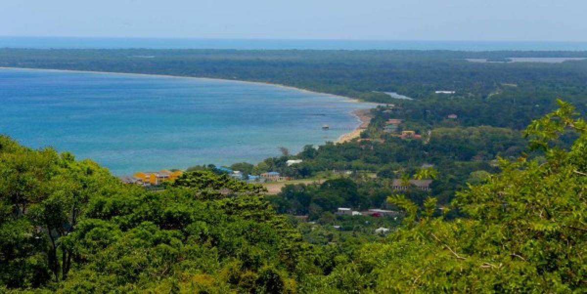 Vista panorámica de la Bahía de Trujillo desde uno de los puntos más altos de la ciudad.