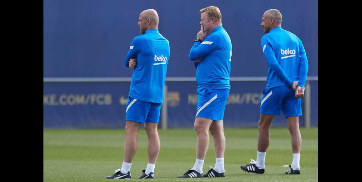 Ronald Koeman, junto a sus ayudantes, Alfred Schreuder (i) y Henrik Larsson (d), durante el entrenamiento que el equipo azulgrana ha realizado este viernes en la ciudad deportiva Joan Gamper.