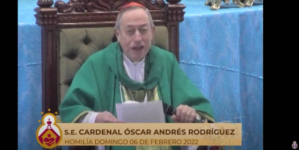 Honduras no logrará cambios con gritos ni quemando llantas, dice el cardenal Rodríguez