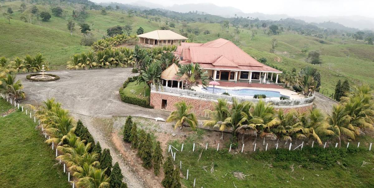 A pedazos se caen las casas y establos de Alexander Ardón