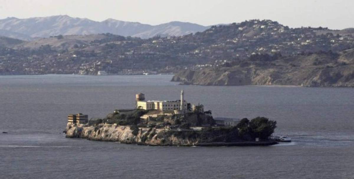 Alcatraz es una fortaleza alzada sobre una isla en la bahía de San Francisco, una de las prisiones más temidas en América. Se encuentra en ese punto, aislada, para que nadie logre escapar.EFE