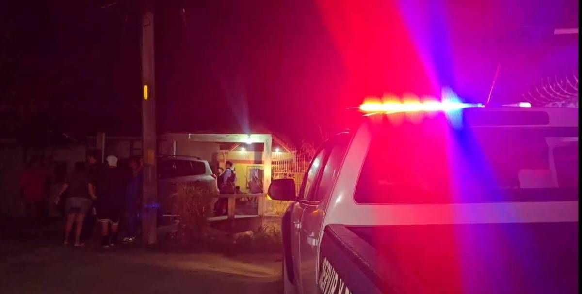 Mata a padrastro que lo crió desde los cuatro años; madre y hermano resultan heridos