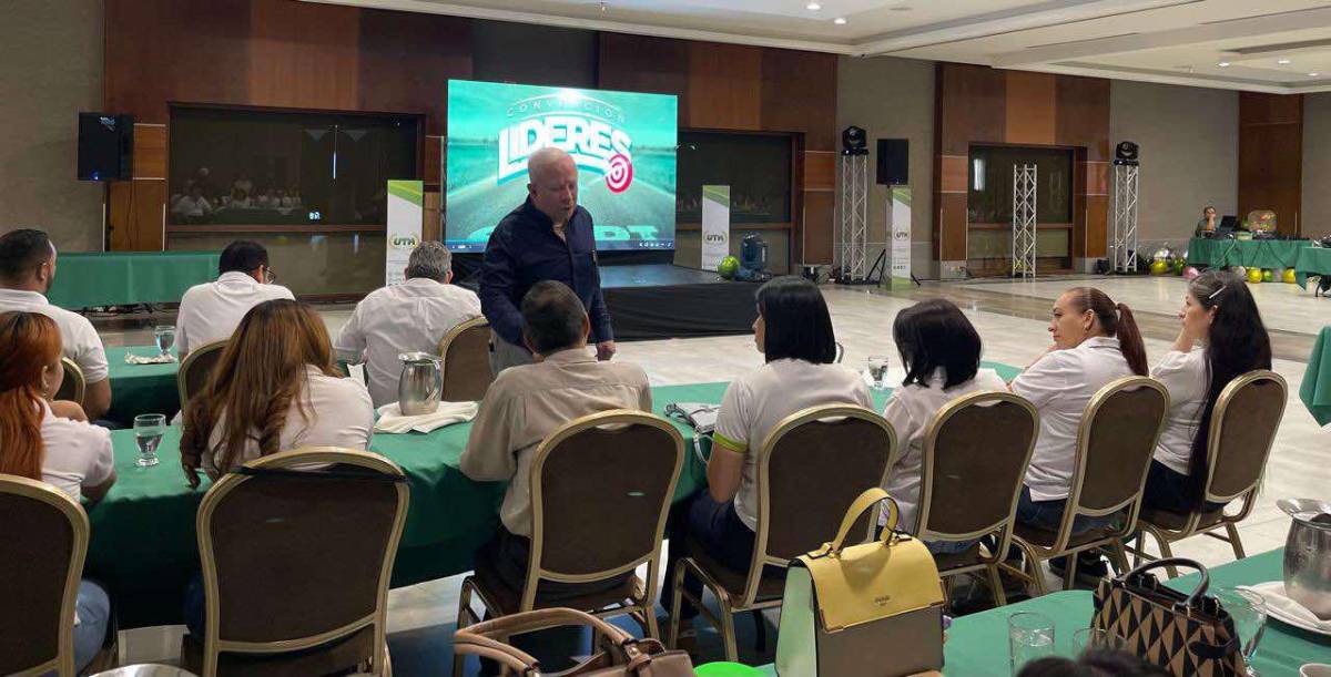 Roger D. Valladares compartió sus consejos, testimonio y logros con sus colaboradores durante el evento.