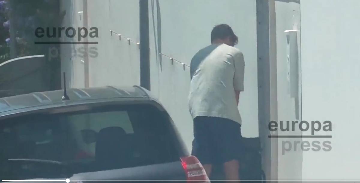 Desde que están separados, los medios de comunicación han captado a Gerard Piqué afuera de la residencia de Shakira, mientras este espera por sus hijos. Pues según han revelado algunas fuentes, el deportista tiene ‘prohibido’ entrar a la casa de su ex.