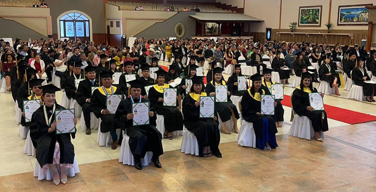 Los graduandos lucieron felices en uno de los días más esperados de sus vidas.