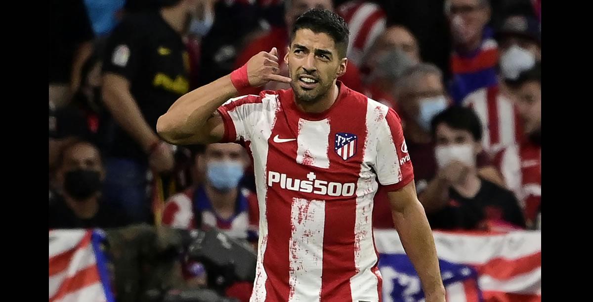 Después de pedir perdón, Luis Suárez hizo este gesto en dedicatoria para Ronald Koeman, en recuerdo de lo que sufrió aquel verano, de aquella llamada en la que el técnico holandés le comunicó que debía buscar destino y entrenarse aparte.