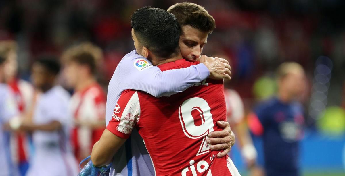 El abrazo de Luis Suárez con Gerard Piqué tras el partido.