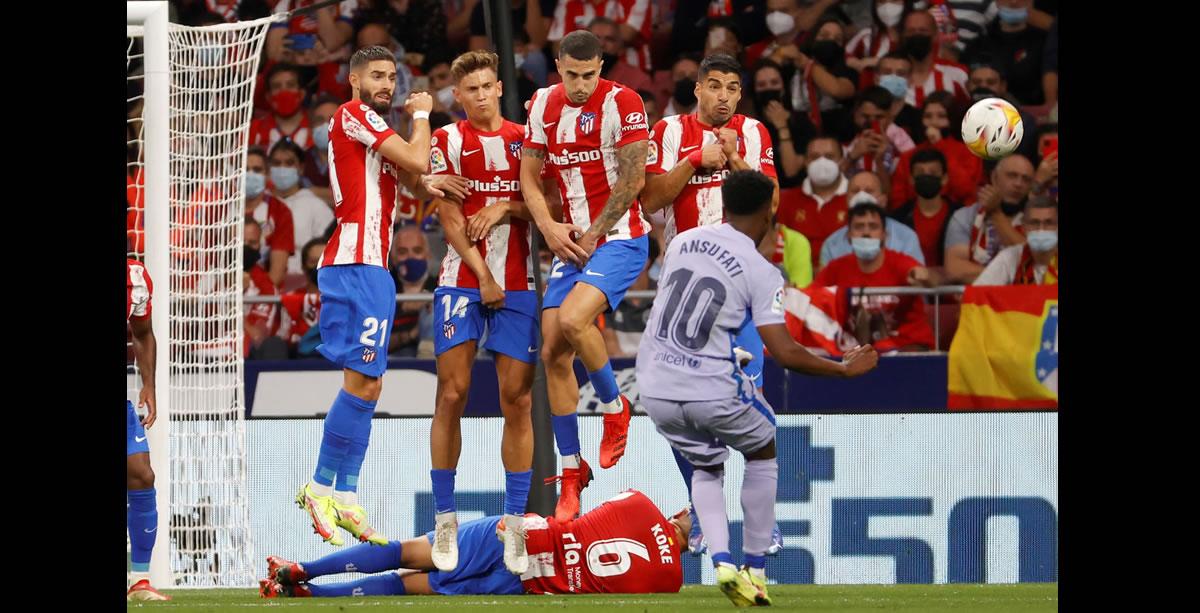 El tiro libre de Ansu Fati se fue desviado del arco del Atlético.