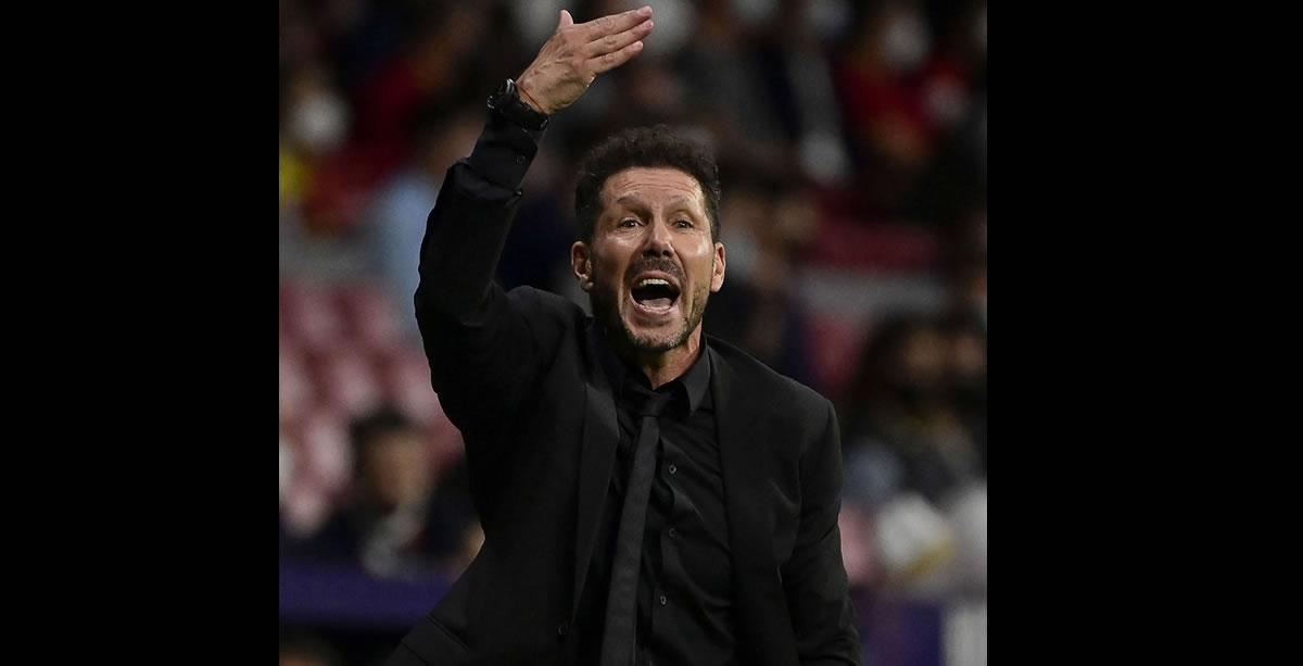 Diego Simeone pidió más apoyo a sus aficionados en un momento del segundo tiempo.