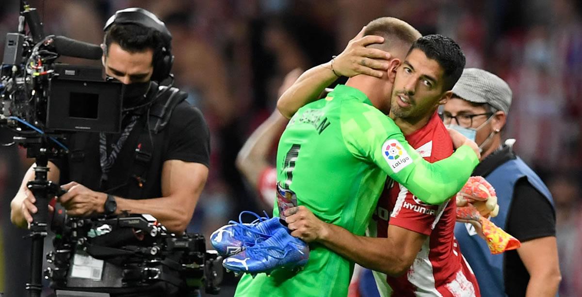 Luis Suárez saludando a Ter Stegen al final del partido.