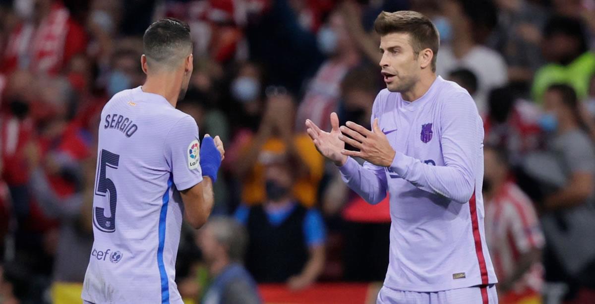 Piqué y Busquets se pelearon por la acción defensiva que regaló el Barcelona al Atlético.