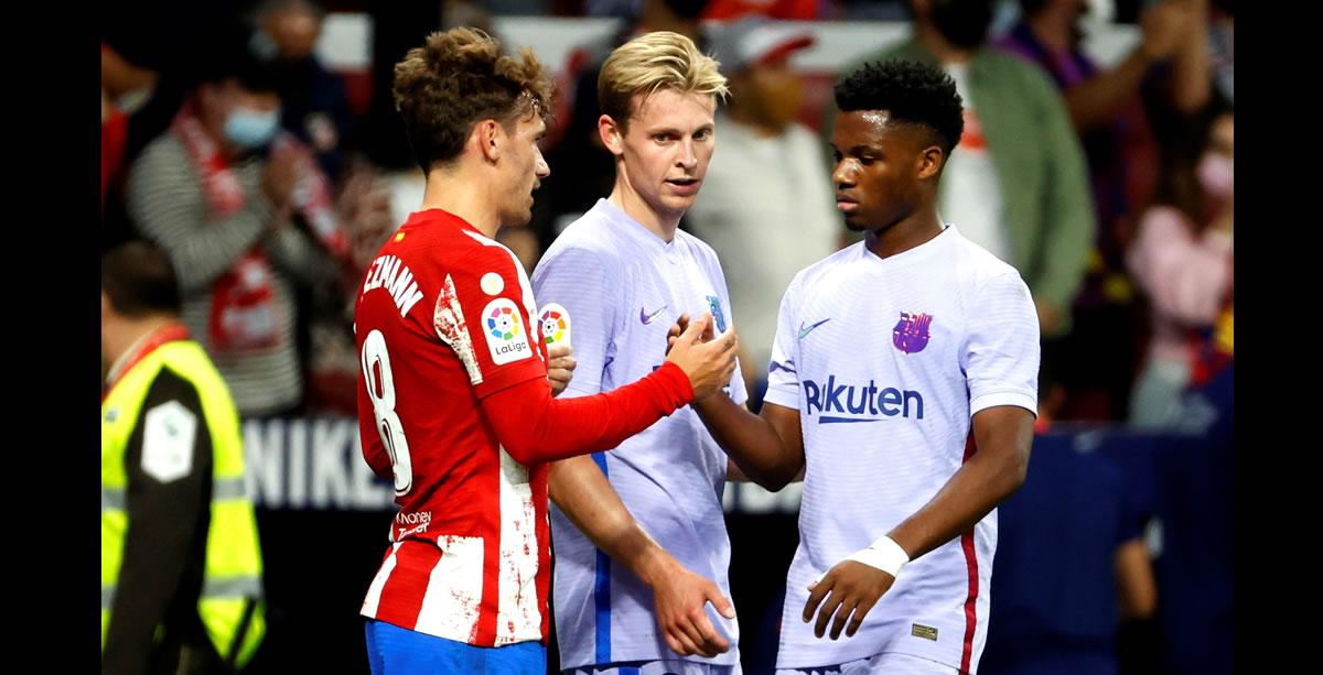 Griezmann y Ansu Fati se saludan al final del partido.