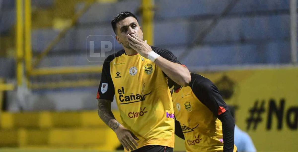 Ramiro Rocca celebrando su gol ante Vida.