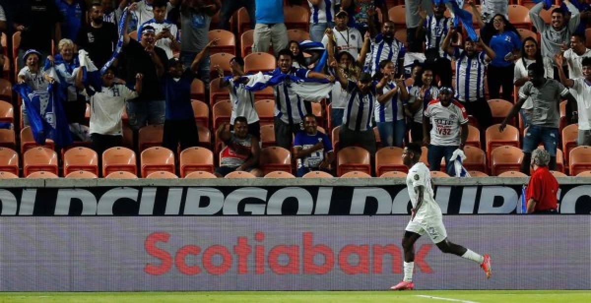 Romell Quioto corre a celebrar su gol que selló la victoria hondureña (4-0) ante los granadinos.