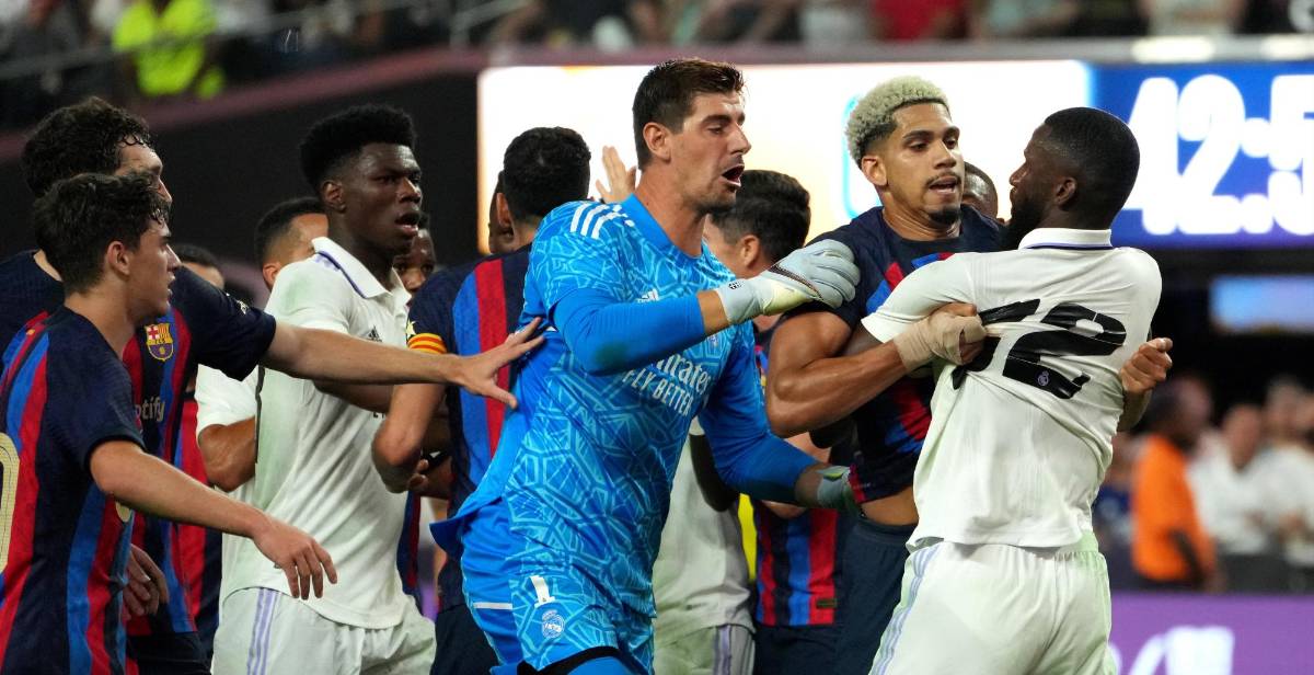 El clásico en algunos minutos se disputó con mucha intensidad y producto de algunas faltas protagonizaron un zafarrancho.