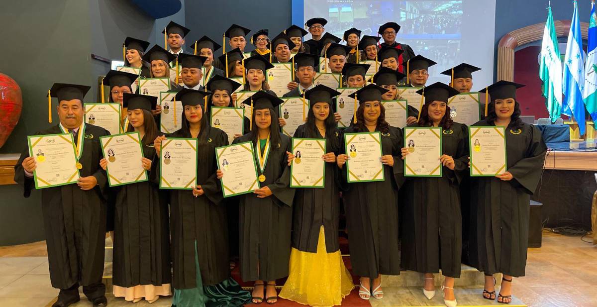 Celebrando la excelencia en graduación de UTH Siguatepeque