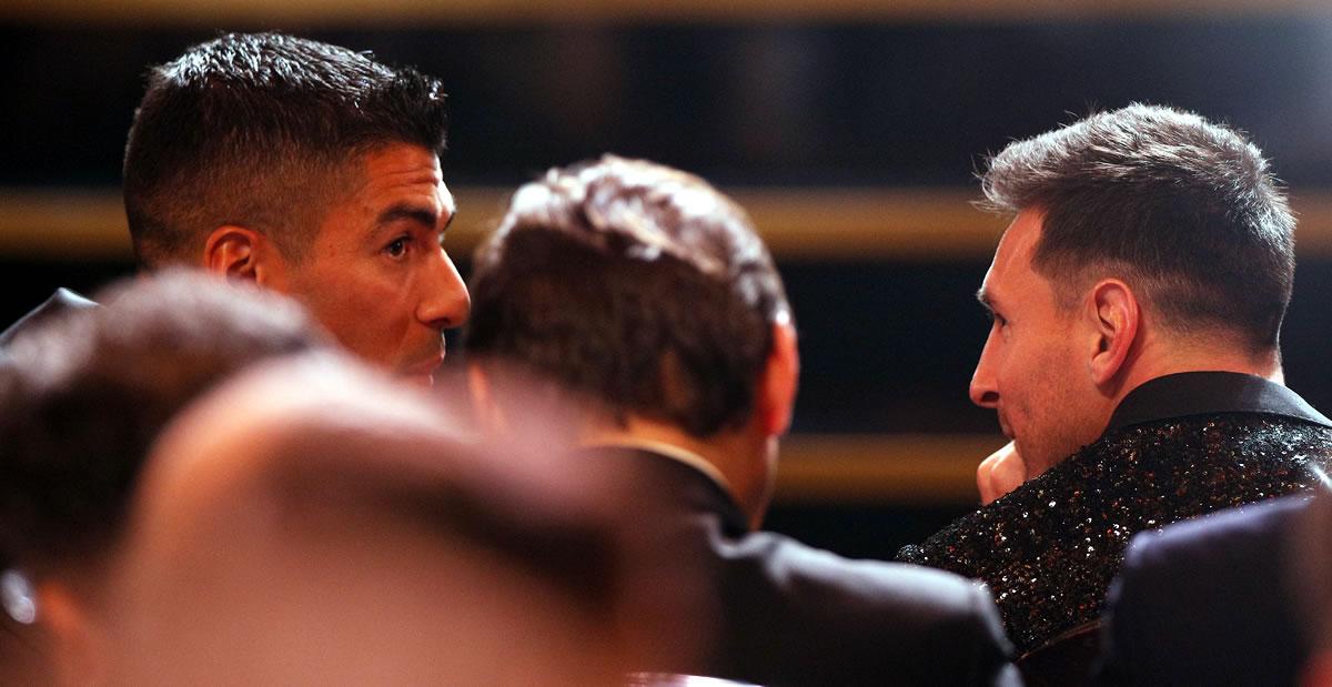 Messi estuvo charlando con su gran amigo Luis Suárez en la Gala del Balón de Oro 2021.