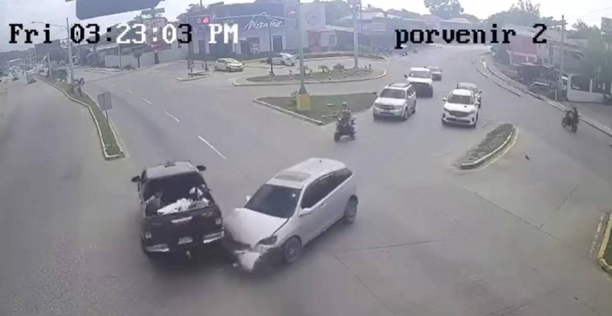 Imágenes del momento del accidente donde conductor se pasó semáforo en rojo y murió bebé