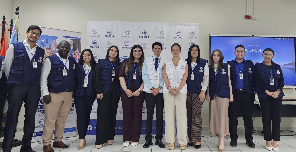 Jóvenes participan en jornada de diplomacia en El Salvador
