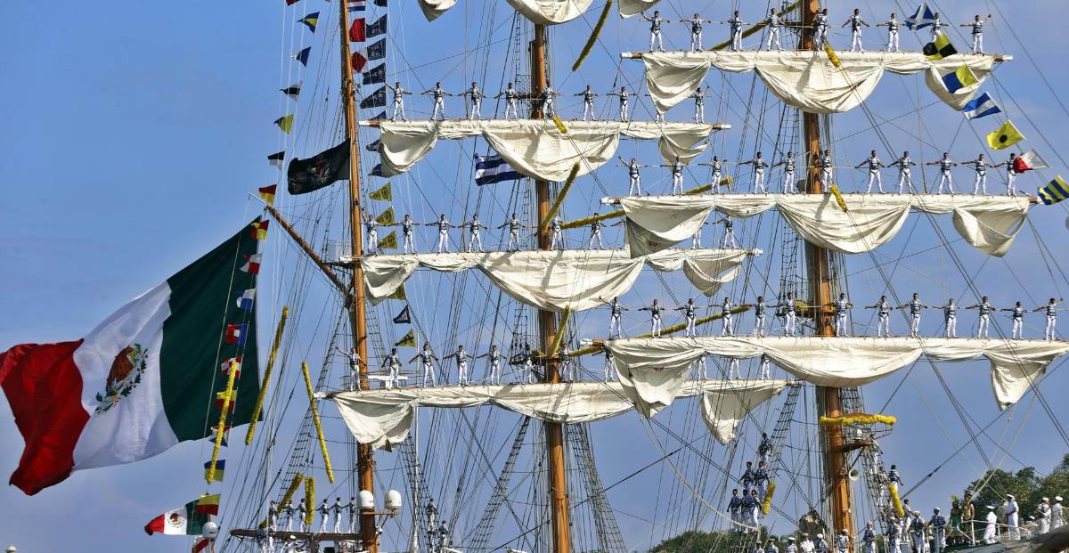 Escalofriantes imágenes del choque de buque mexicano contra el puente de Brooklyn