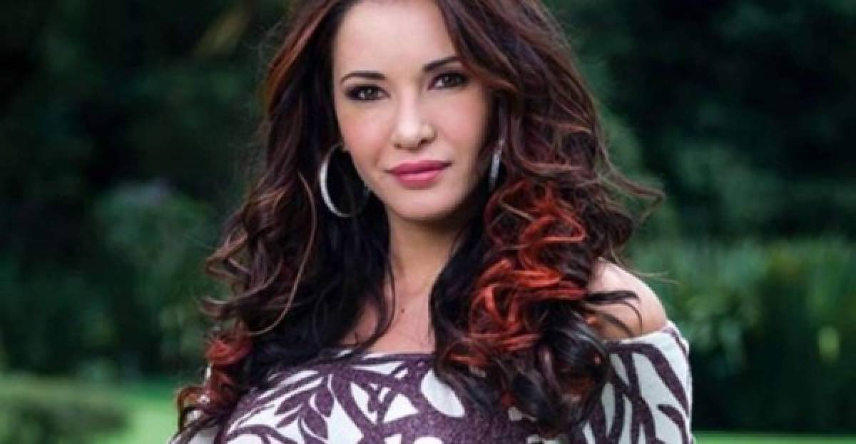 Adriana Campos. La actriz, conocida por producciones como A donde va Soledad y Gringo Wedding, falleció el 3 de noviembre de 2015 junto a su pareja, Carlos Rincón, en un accidente automovilístico en Colombia.