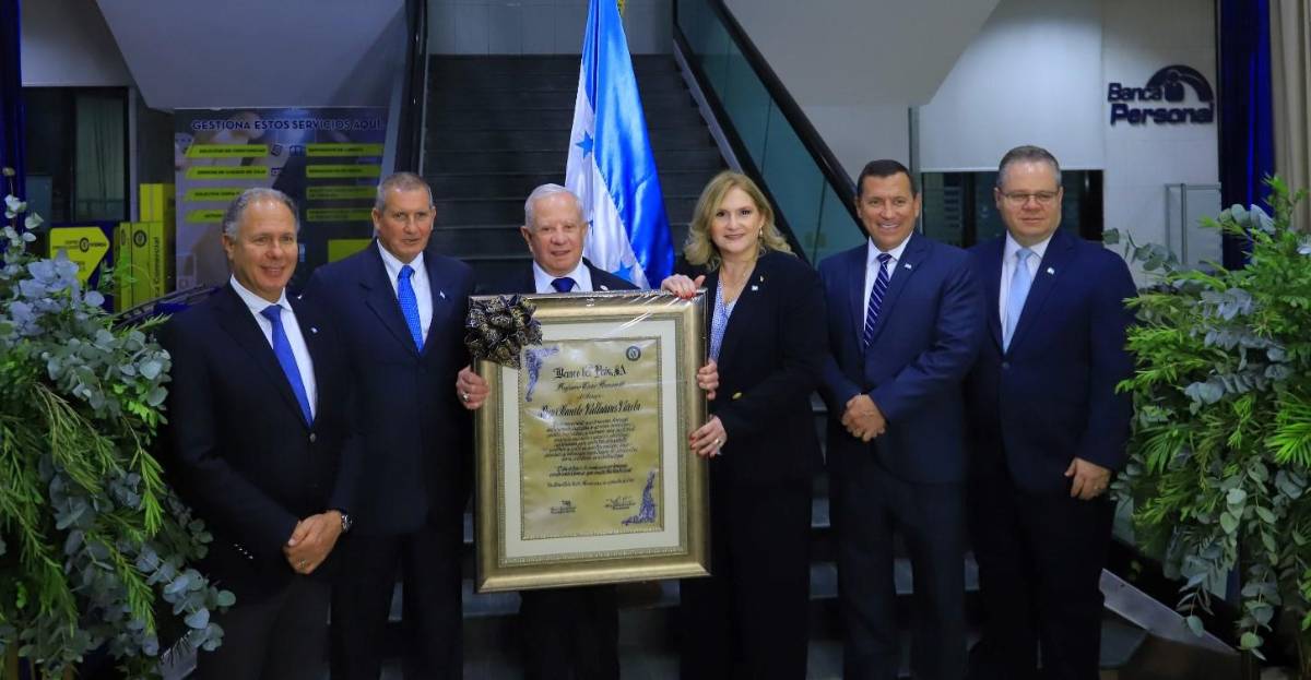 Programa Cívico Permanente de Banpaís rinde homenaje a don Roger Valladares