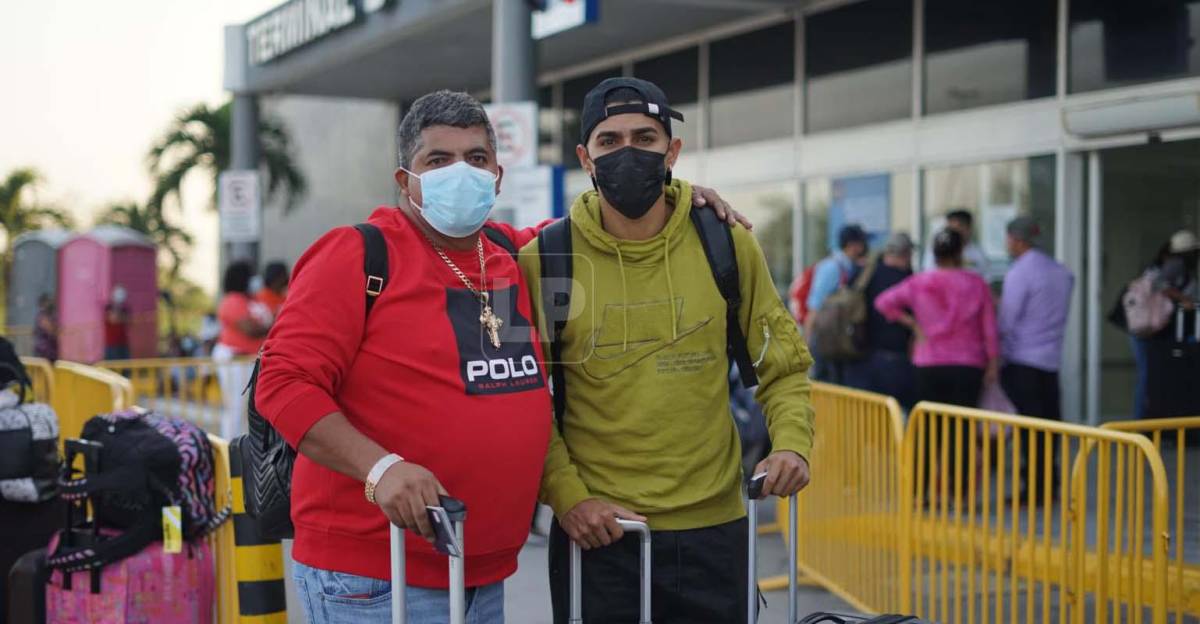 Luis Cruz, presidente del Vida, viajó junto a Luis Palma a Grecia para la presentación oficial del futbolista con el Aris Salónica.