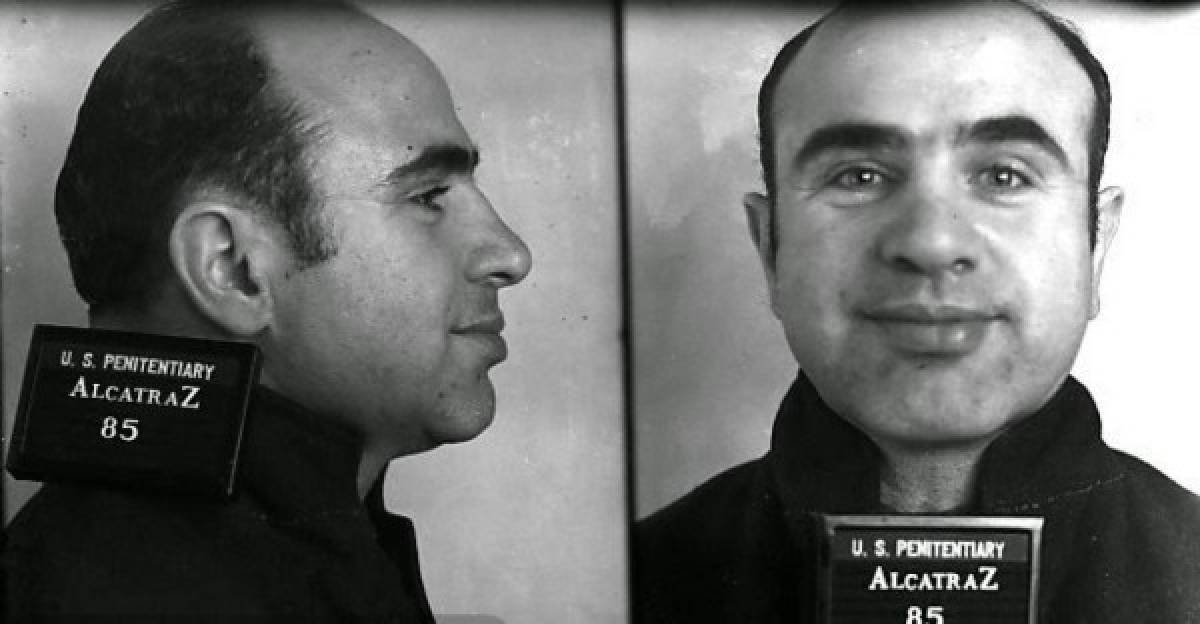 ¿Quién no conoce al célebre mafioso, Al Capone?<br/><br/>Alphonse Gabriel Capone (1899-1947), más conocido como Al Capone o Scarface Capone, fue un famoso gánster estadounidense de la décadas de los 20 y 30 en Estados Unidos.<br/><br/>Capone fue uno de los criminales más buscados por el FBI, posteriomente fue encarcelado por el Gobierno de ese país por evasión de impuestos y sentenciado a 11 años de cárcel en la prisión de Alcatraz.En 1939 fue puesto en libertad y murió en 1947 por neumonía en Miami Beach, Florida.<br/>