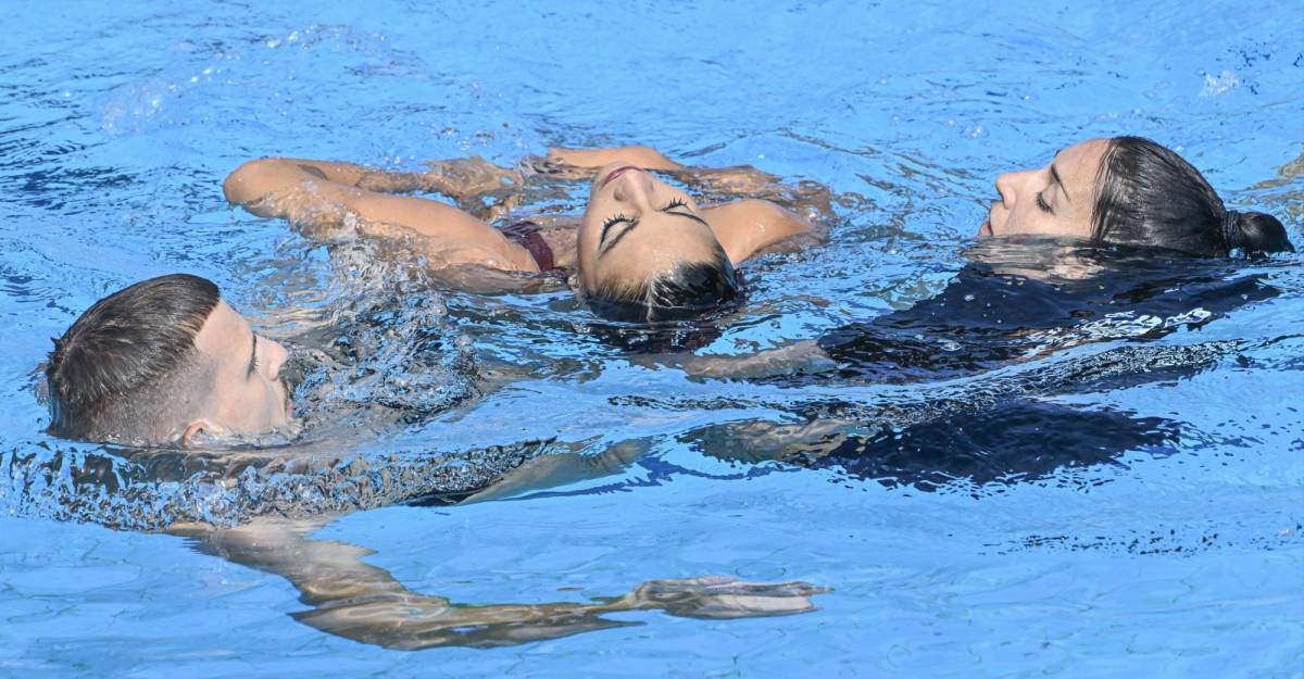 Anita Álvarez no respiraba, mientras que Andrea Fuentes se esforzaba en abrirle la boca manteniendo la cabeza de lado, mientras que el salvavidas colocó el cuerpo de la nadadora bocarriba.
