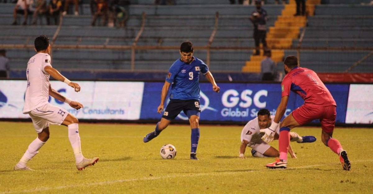 El delantero Nelson Bonilla de El Salvador abrió el marcador en el estadio Olímpico. Este fue el primer gol de los salvadoreños en territorio hondureño por las eliminatorias.