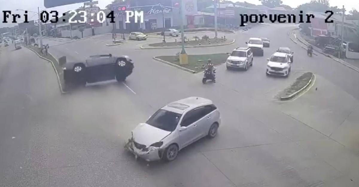 Imágenes del momento del accidente donde conductor se pasó semáforo en rojo y murió bebé