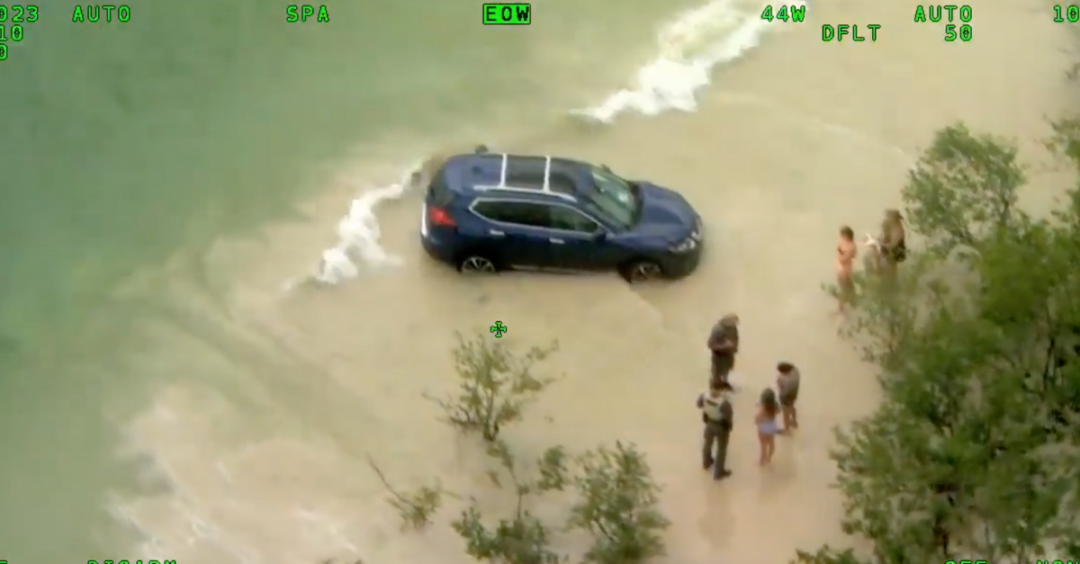 Arrestan a mujer por conducir su automóvil en una playa en Florida