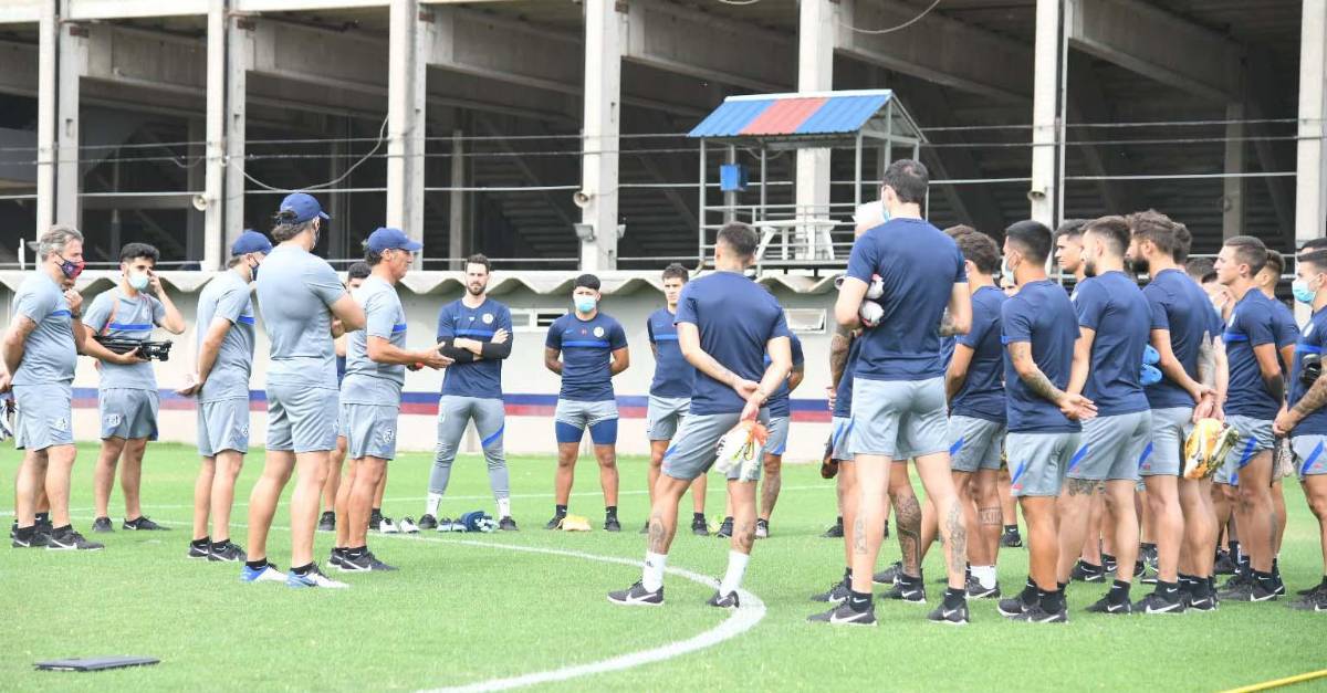 Pedro Troglio en el momento que se presentaba ante la plantilla de San Lorenzo.