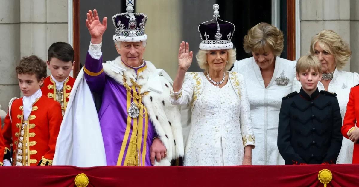 Carlos III y Camila saludan a los presentes en el balcón del Palacio de Buckingham, luego de ser coronados (6 de mayo del 2023).