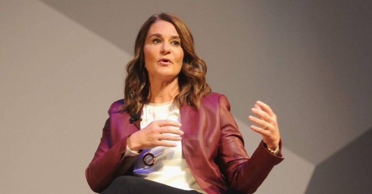 Ella es Melinda Gastes y sí, es la esposa del famoso y multimillonario Bill Gates. Melinda Gates es una empresaria y filántropa estadounidense. Poco después de graduarse entró como empleada a Microsoft, donde conoció a Bill Gates, con quien se casaría en 1994. Entra desde hace varios años en la lista de mujeres más poderosas del mundo.