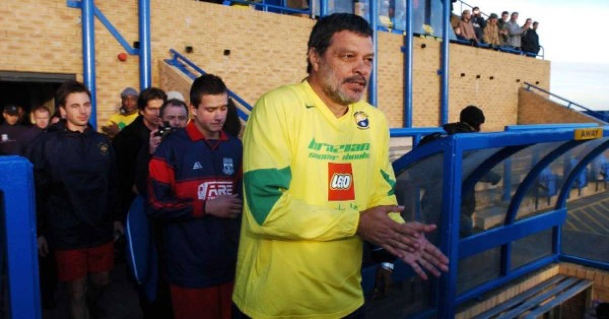 Sócrates, el prodigioso volante brasileño, jugó unos minutos con el Garforth Town inglés. Las personas en Yorkshire disfrutaron al ver al futbolista retirado hace 14 años esa vez.