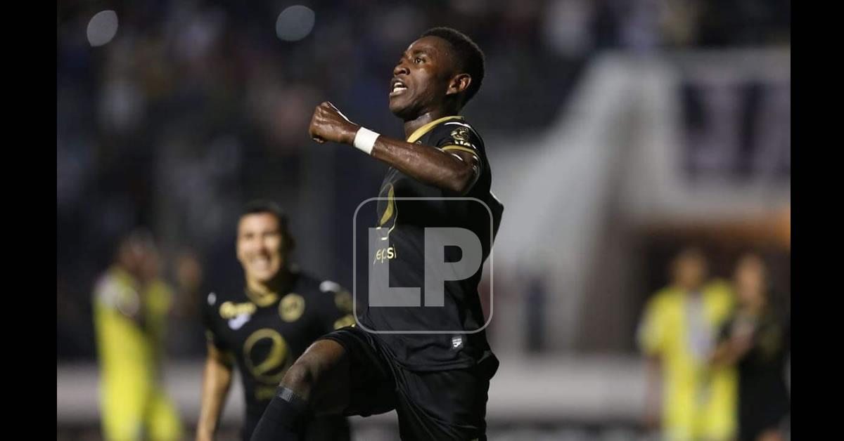 Wesly Decas celebrando su gol de penal contra el Universitario.