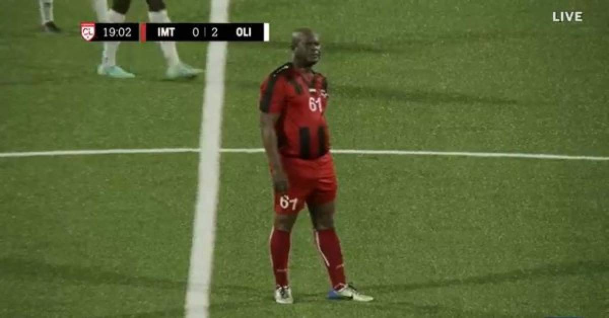 Ronnie Brunswijk es vicepresidente de Surinam y además es dueño del Inter Moengotapoe. Decidió jugar como titular y hasta lució el gafete de capitán. Al final su equipo fue goleado 6-0 por el Olimpia.