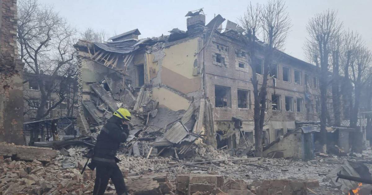 Las autoridades reportaron que un guardia de seguridad murió en el lugar tras el ataque ruso a edificios de civiles en la ciudad de Dnipro, al centro de Ucrania.