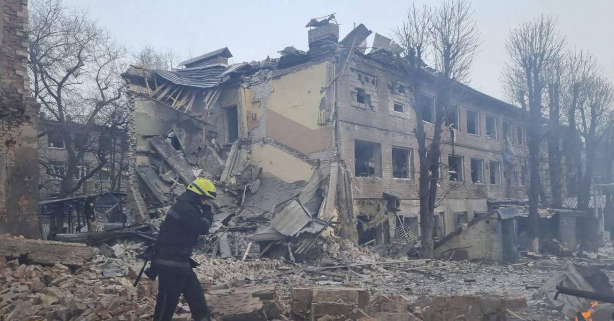 Las autoridades reportaron que un guardia de seguridad murió en el lugar tras el ataque ruso a edificios de civiles en la ciudad de Dnipro, al centro de Ucrania.