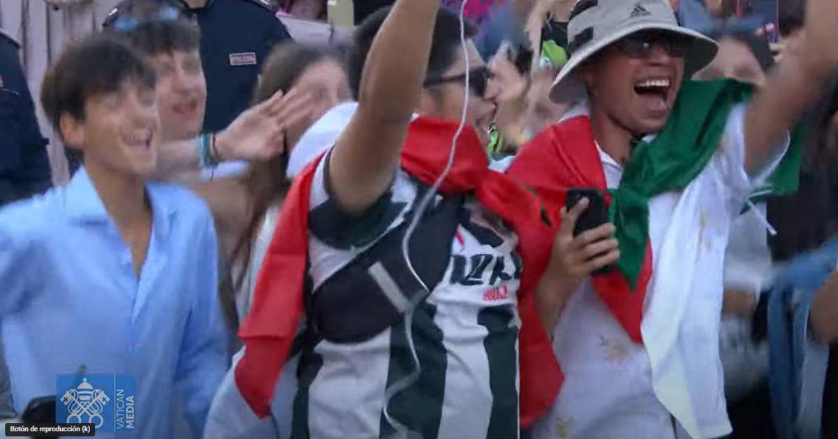 Alegría en la plaza de San Pedro: miles celebran que hay nuevo papa