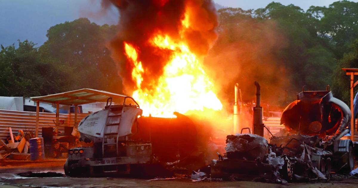 <b>Los bomberos trabajaron más de cinco horas para controlar el incendio, que cobró la vida de Mario Armijo, que iba a hacer el trasiego del combustible en las cisternas.</b>