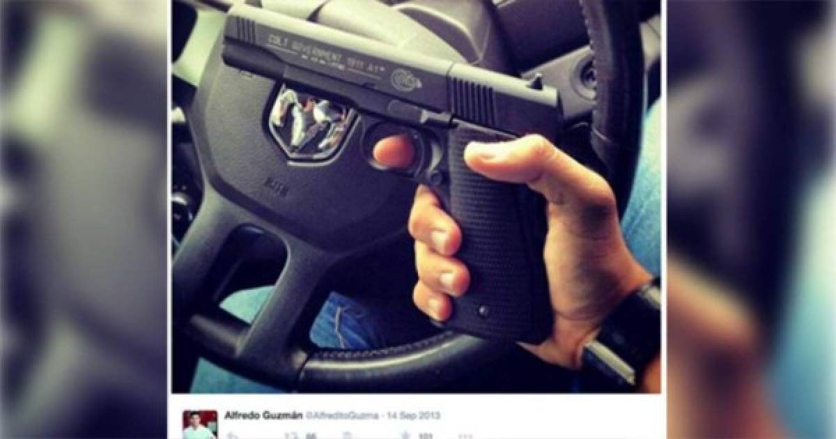 Iván Archivaldo Guzmán comparte muchas fotografías con armas.