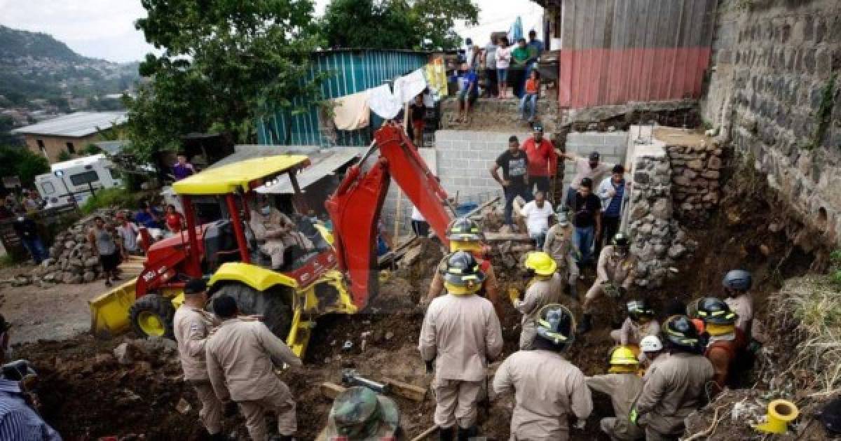 A la titánica labor de los bomberos también se unieron vecinos del sector, que con palas, piochas y baldes hacían lo suyo para remover tierra.