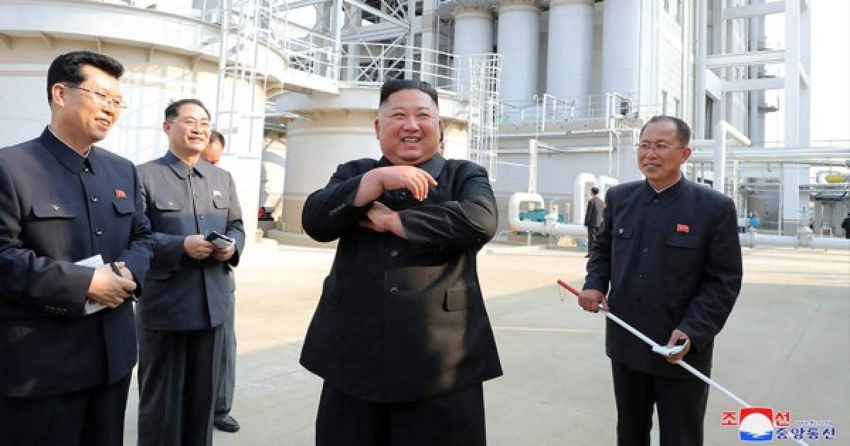 El líder norcoreano Kim Jong Un inauguró el viernes una fábrica de fertilizantes, en su primera aparición pública después de semanas de especulaciones sobre su salud.