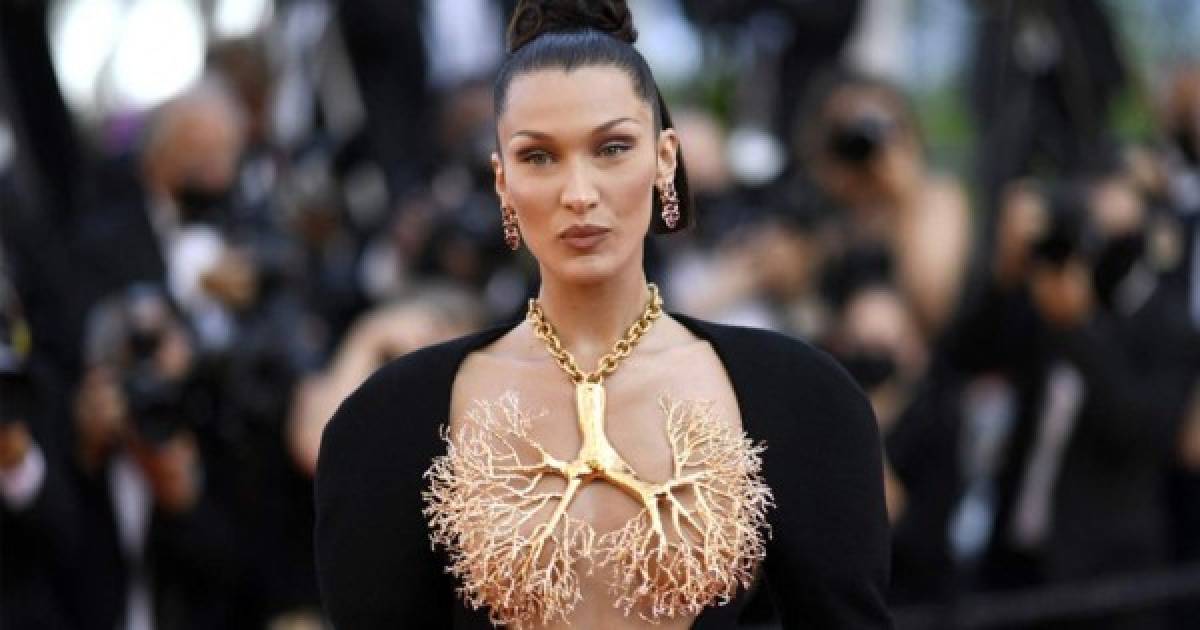 Con motivo del estreno de la película 'Tre Piani', (Tres pisos'), una película que compite por la Palma de Oro del festival, la modelo Bella Hadid sorprendió en la alfombra roja de Cannes con un espectacular vestido negro de manga larga y escote joya creado por la firma Schiaparelli.<br/>