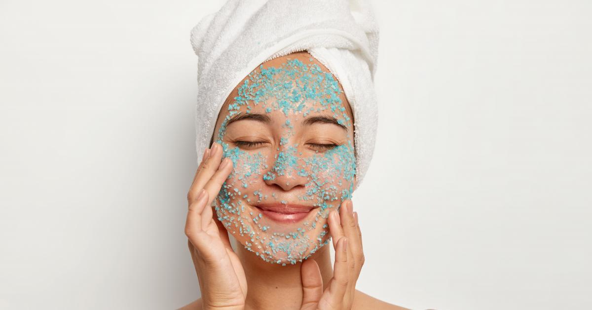 La exfoliación ayuda a eliminar las células muertas y otros desechos que pueden obstruir los poros y causar acné.