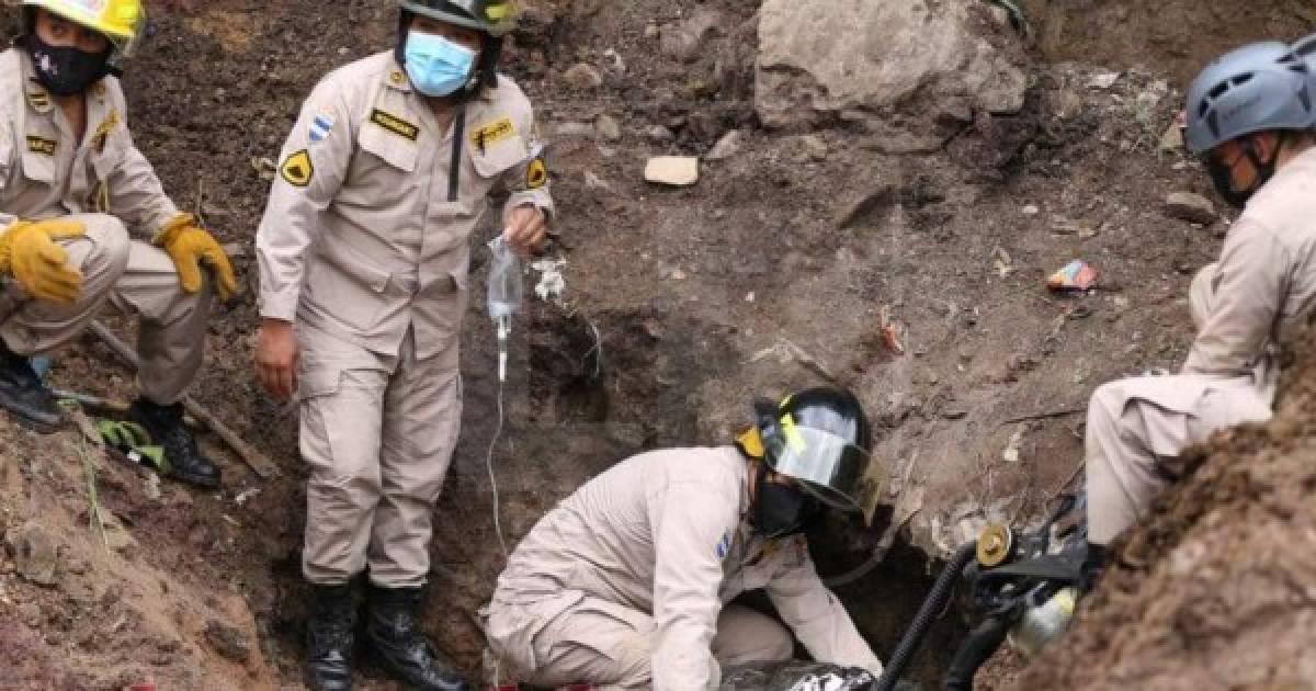 Las imágenes son dramáticas. Una vez el cuerpo fue desenterrado, los bomberos brindaron oxígeno y arroparon a José, para evitar los choques de temperatura y evitar síndromes por soterramiento.