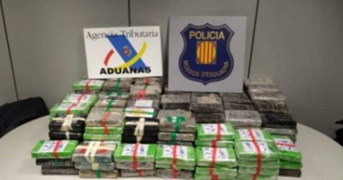 Una vez localizado, se inspeccionó el contenedor y se intervino la droga, que se encontraba dentro de nueve paquetes -cinco bolsas de deporte y cuatro sacos de tela-, ocultos en el transporte.La investigación continúa abierta para identificar y detener a los responsables de este cargamento.